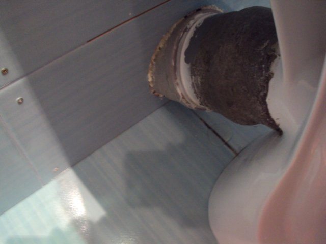 Tuyau reliant les toilettes à l'égout.