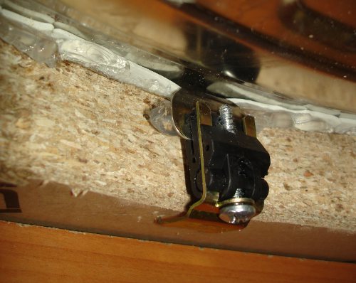 Pinces avec vis de fixation.