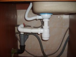 Siphon sous l'évier.