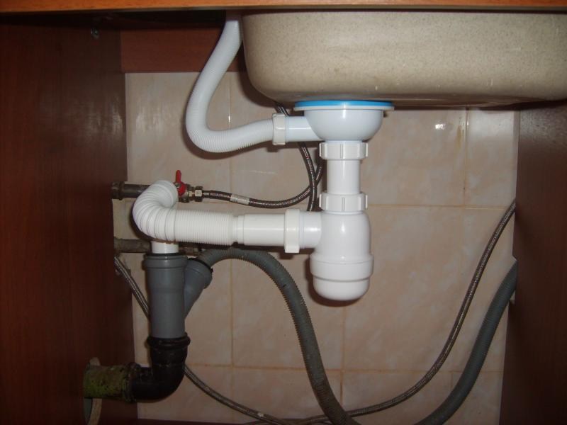 Siphon sous l'évier.