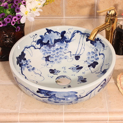 Lavabo en porcelaine avec peinture.