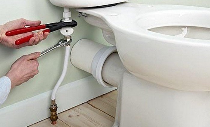 Le tuyau d'alimentation en eau est défectueux.