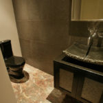 toilettes noires à l'intérieur