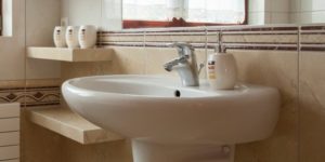 Lavabo dans la salle de bain