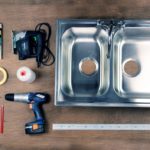 Préparation de l'installation d'un évier de cuisine.