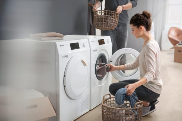 Que se passe-t-il si vous chargez plus de linge dans la machine à laver ?