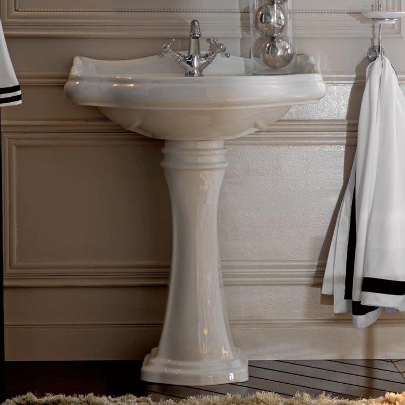 lavabo tulipe dans la salle de bain.