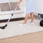 Erreurs que beaucoup de gens commettent en passant l'aspirateur sur le tapis