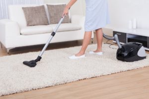 Erreurs que beaucoup de gens commettent en passant l'aspirateur sur le tapis