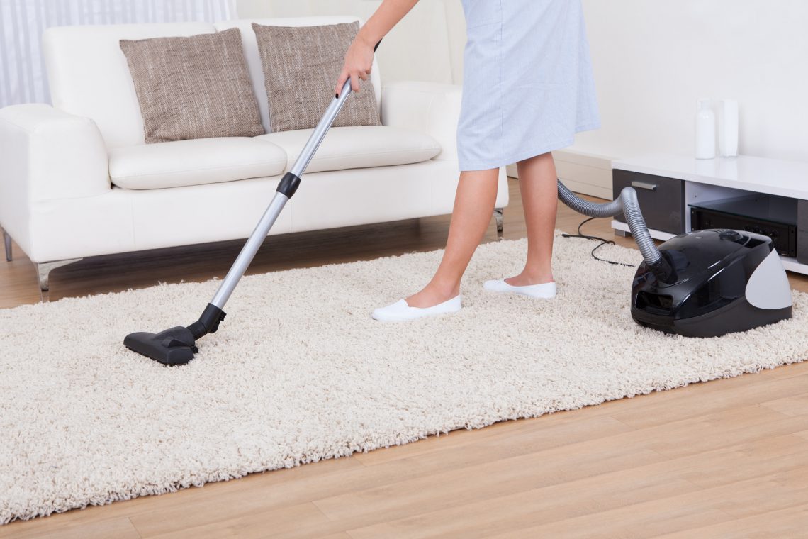 Erreurs que beaucoup de gens commettent en passant l'aspirateur sur le tapis