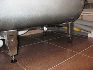 avec pieds en métal