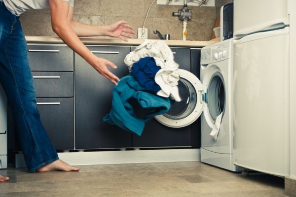Que se passe-t-il si vous chargez plus de linge dans la machine à laver ?