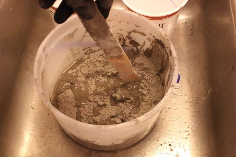 Mélanger du béton.