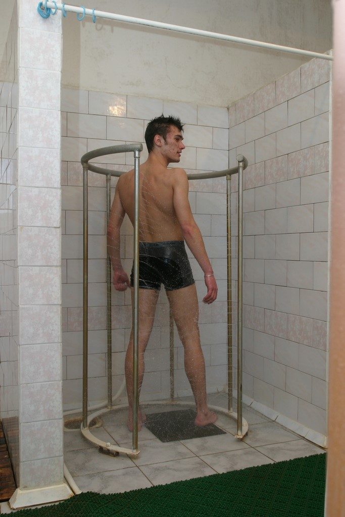 Un homme prend une douche circulaire.