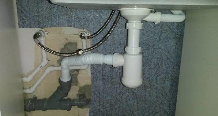 Qu'y a-t-il sous l'évier ?