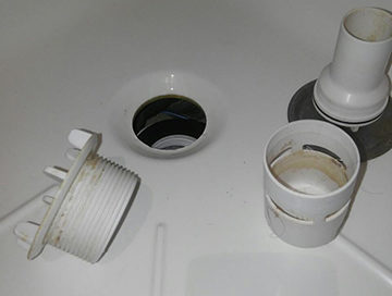 Trou d'évacuation de la cabine de douche.