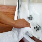 La cabine de douche fuit.