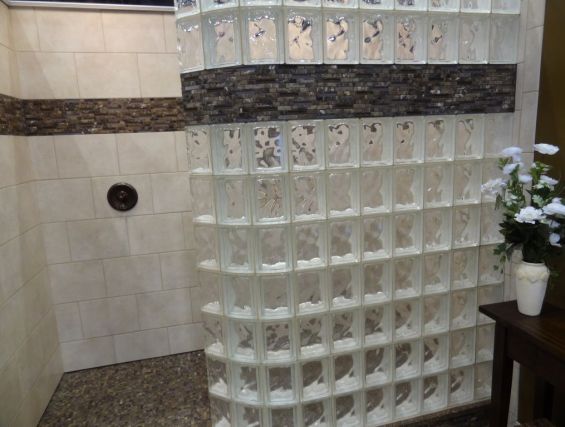 Cabine de douche en blocs de verre.