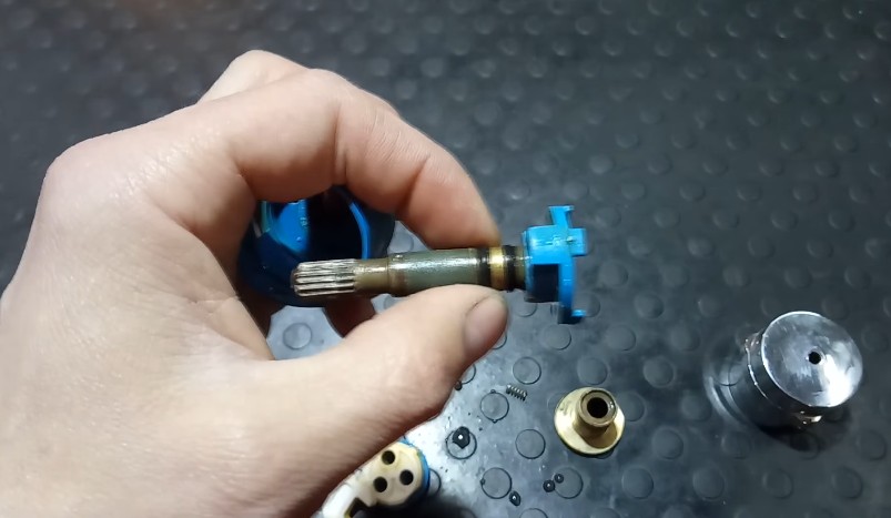 Retrait de l'ancienne cartouche.