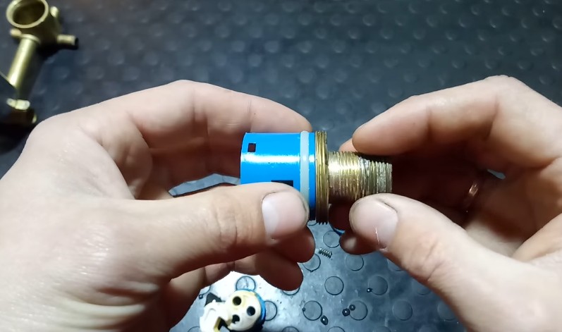 Retrait de l'ancienne cartouche.