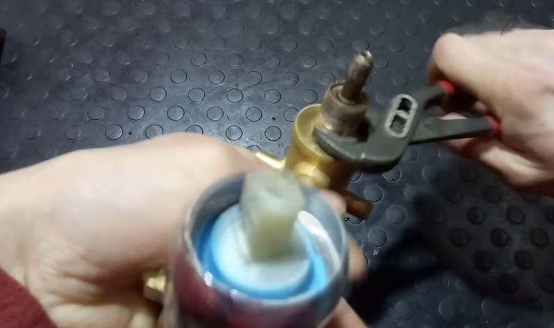 Installation d'une nouvelle cartouche.