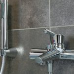 Robinet dans la salle de bain.