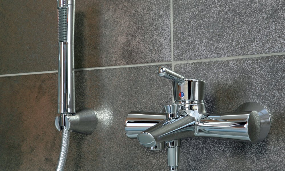 Robinet dans la salle de bain.