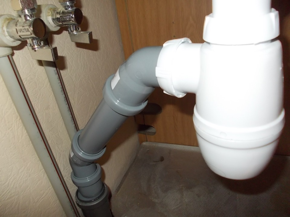 Siphon à bouteille sous l'évier.