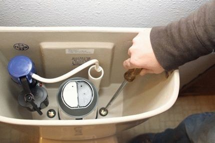 Dévissez les écrous pour retirer le réservoir.