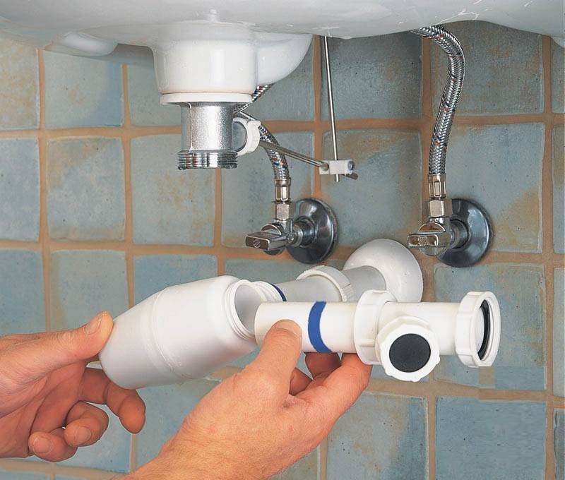 Siphon sous le lavabo de la salle de bain.