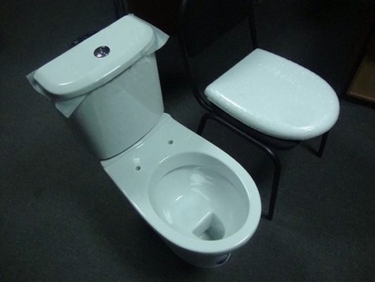 Pourquoi les toilettes soviétiques avaient-elles une étagère ?