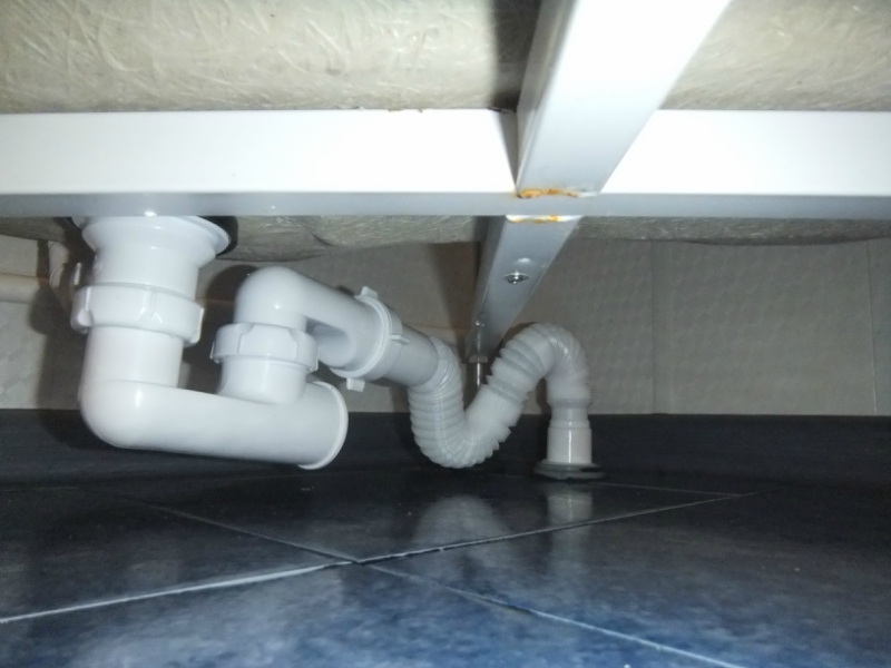 Siphon sous le plateau.