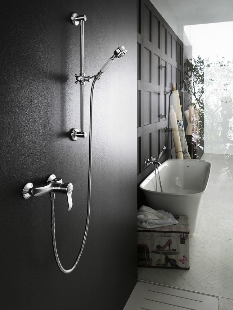 Deux robinets dans la salle de bain.