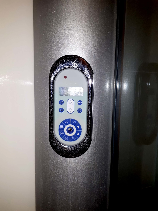 Panneau de commande de cabine de douche.