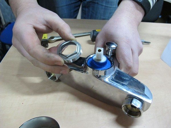 Dévissez l'écrou qui maintient la cartouche.