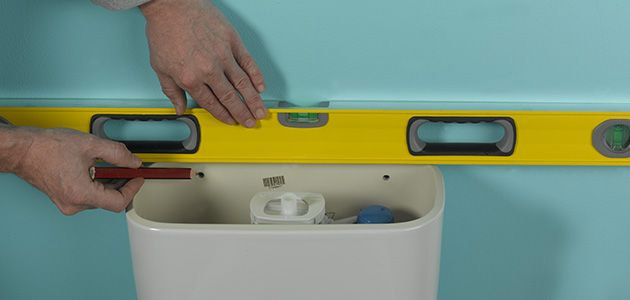 Nous vérifions l’emplacement d’installation avec un niveau..