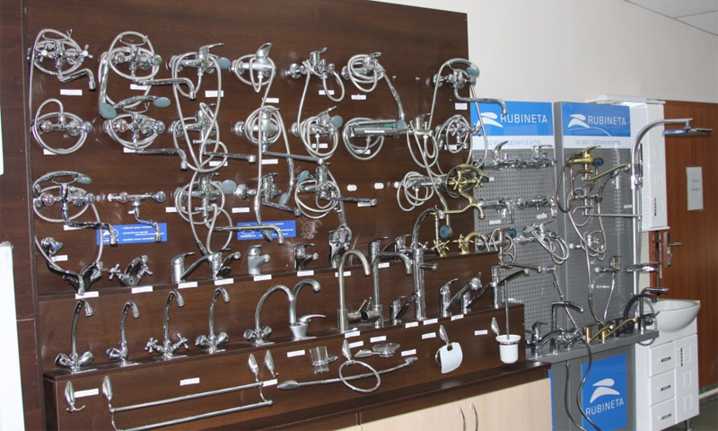 Assortiment de mélangeurs.