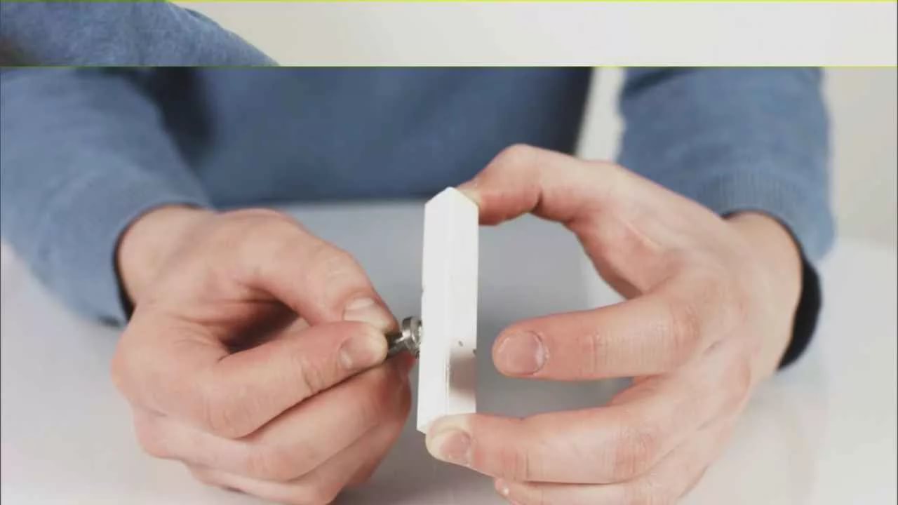 frottez la tête de vis avec de la craie