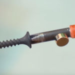 Magnétiser un tournevis à l'aide d'un aimant.