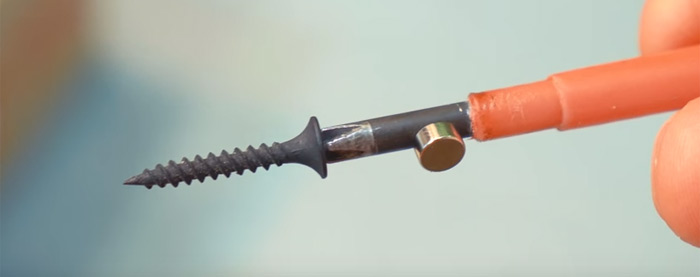 Magnétiser un tournevis à l'aide d'un aimant.