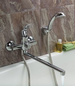 Mitigeur bain/douche monocommande avec bec long et pomme de douche.