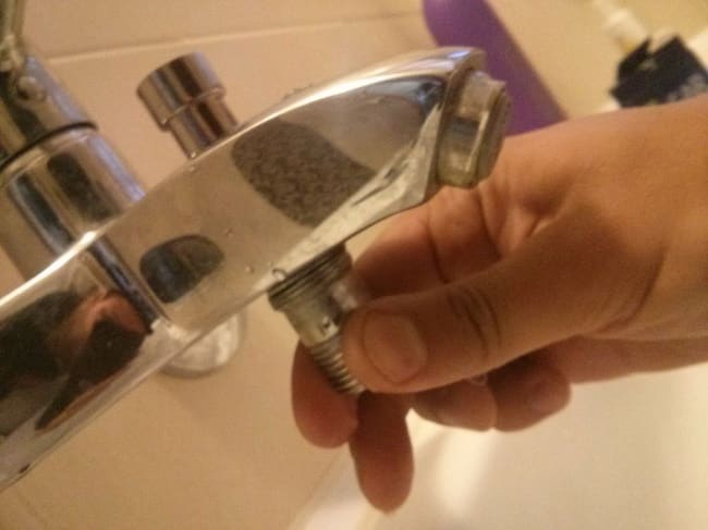 Retirez l'interrupteur à la main.