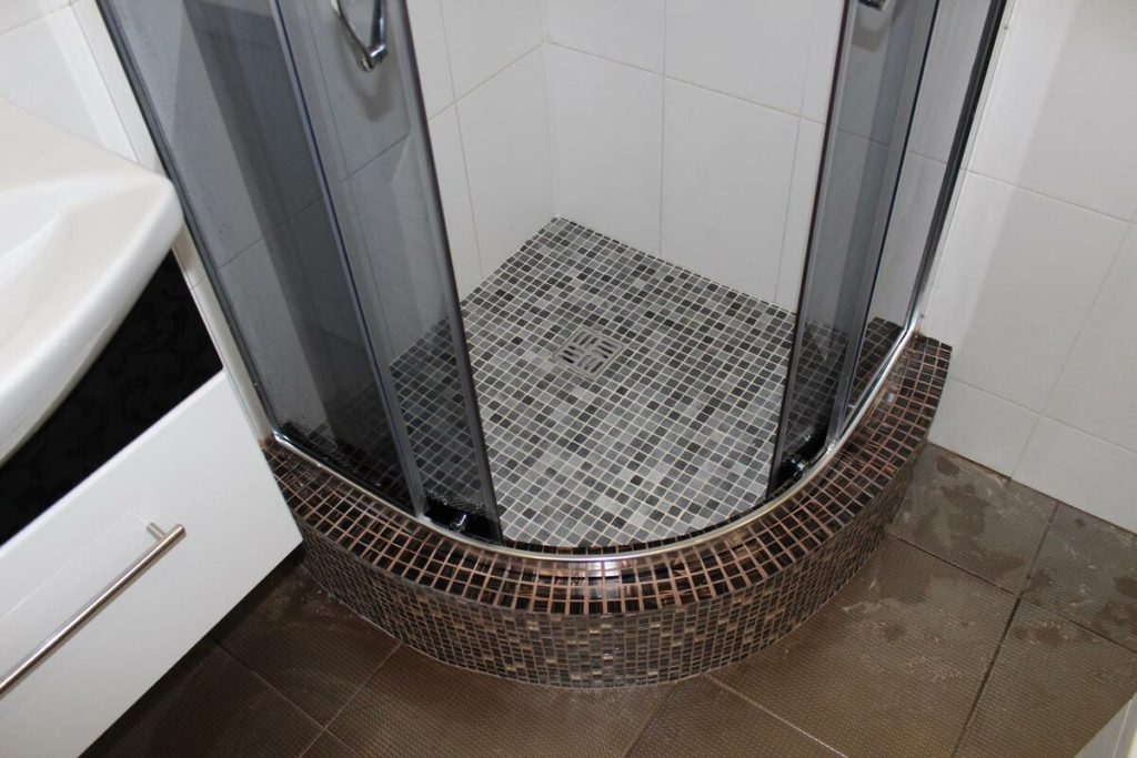 Plateau semi-circulaire.