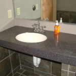 Plateau de table en pierre artificielle.