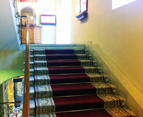 Pourquoi peignent-ils les bords des marches des entrées ?