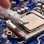 Pâte thermique sur le processeur.