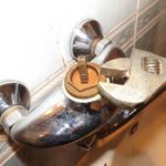 Écrou rouillé sur le robinet.