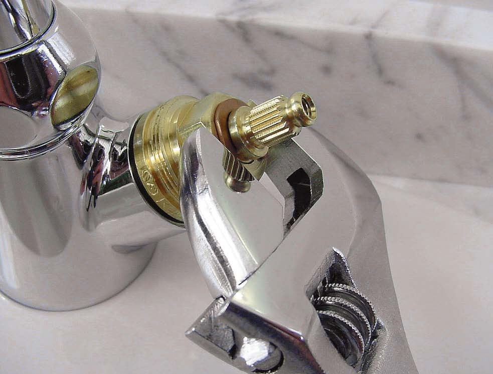 Remplacement de la boîte d'axe du robinet dans le mitigeur.