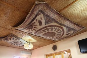 Tapis au plafond – folie ou style