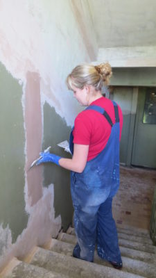 Pourquoi peignent-ils les bords des marches des entrées ?